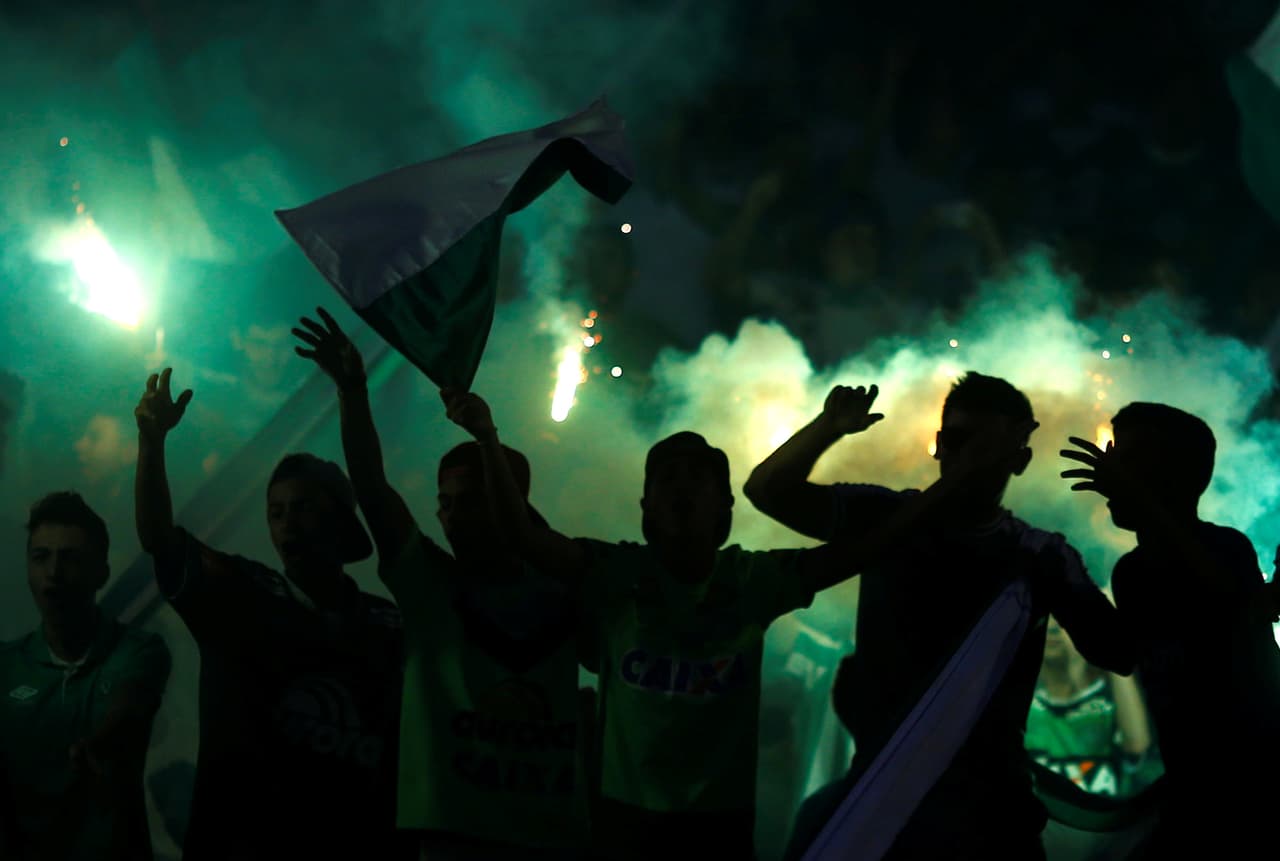 Algunos hinchas encendieron después bengalas mientras coreaban los himnos del "Chape".
