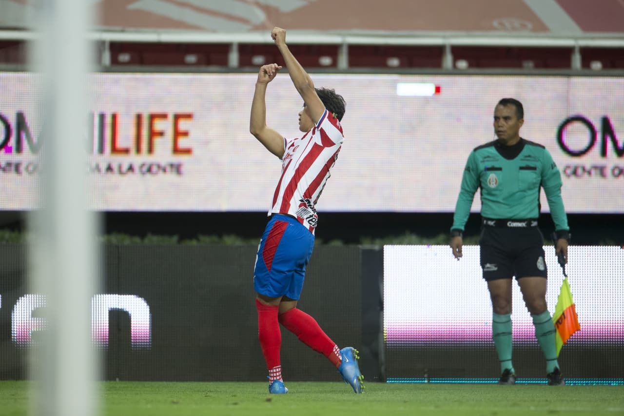 JJ Macías festeja gol ¿al estilo de Tiger Woods?