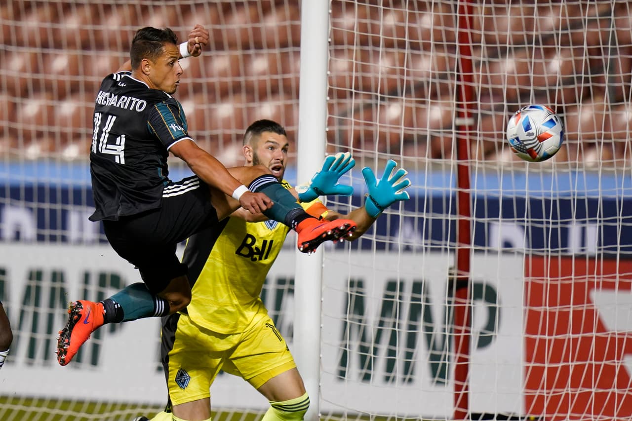 Chicharito elogia a Efraín: “Es un diamante y jugador de selección”