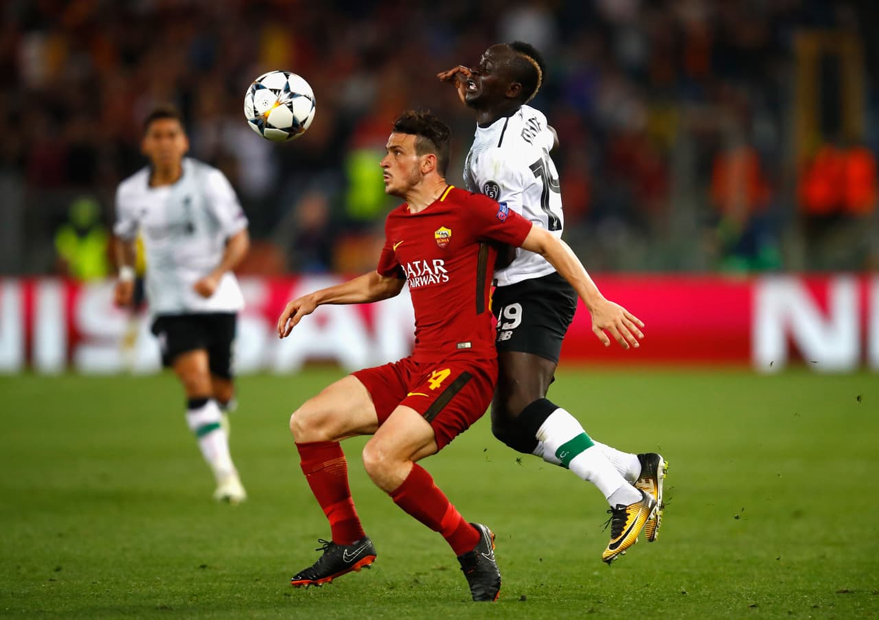 ROME, ITALY - MAY 02: Alessandro Florenzi of AS Roma holds off Sadio Mane of Liverpool during the UEFA Champions League Semi Final Second Leg match between A.S. Roma and Liverpool at Stadio Olimpico on May 2, 2018 in Rome, Italy. (Photo by Julian Finney/Getty Images)