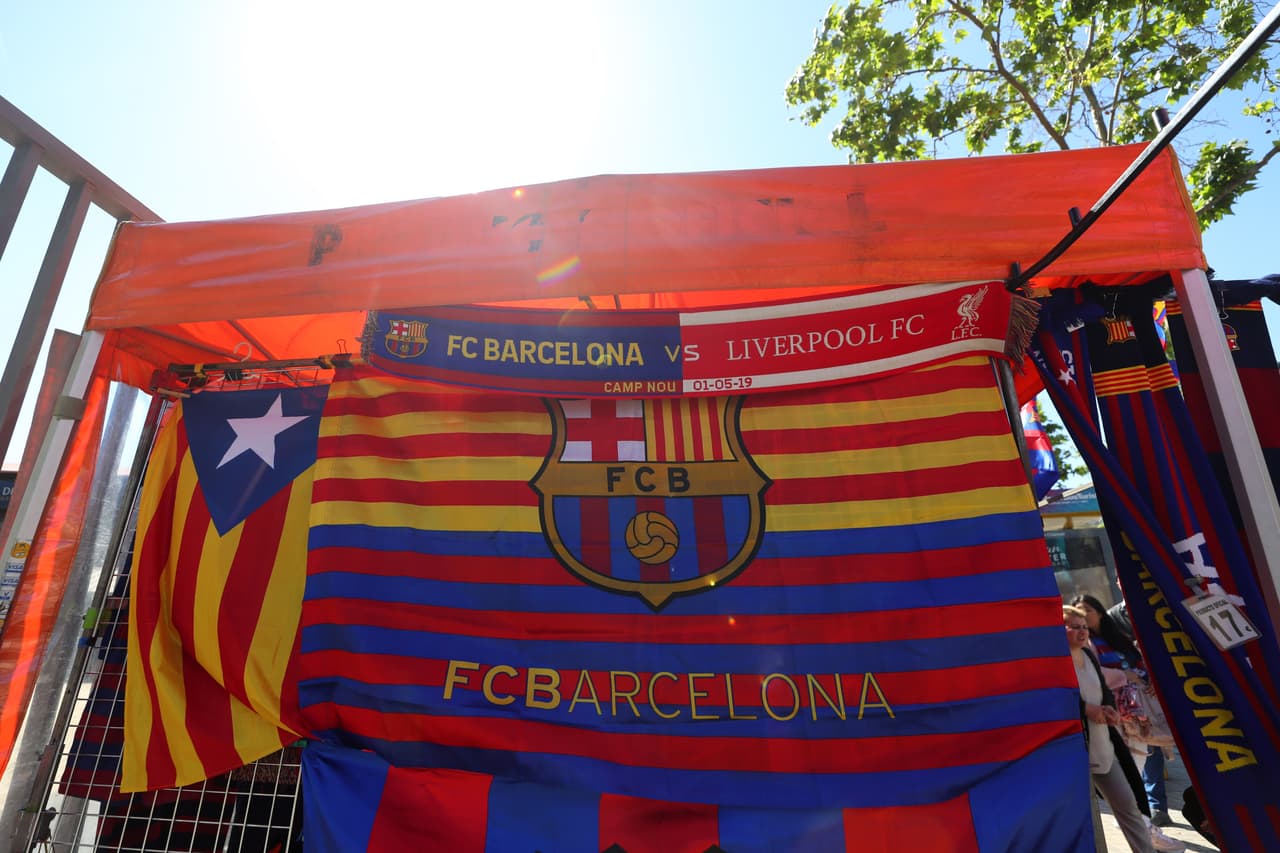 Desde muy temprano los fanáticos del Barcelona y del Liverpool se tomaron las calles del centro de la Ciudad Condal y los alredores del Camp Nou para prender el ambiente. Banderas, bufandas, rostros pintados, playeras y más hicieron parte de esta colorida previa en la Semifinal de la UEFA Champions League.