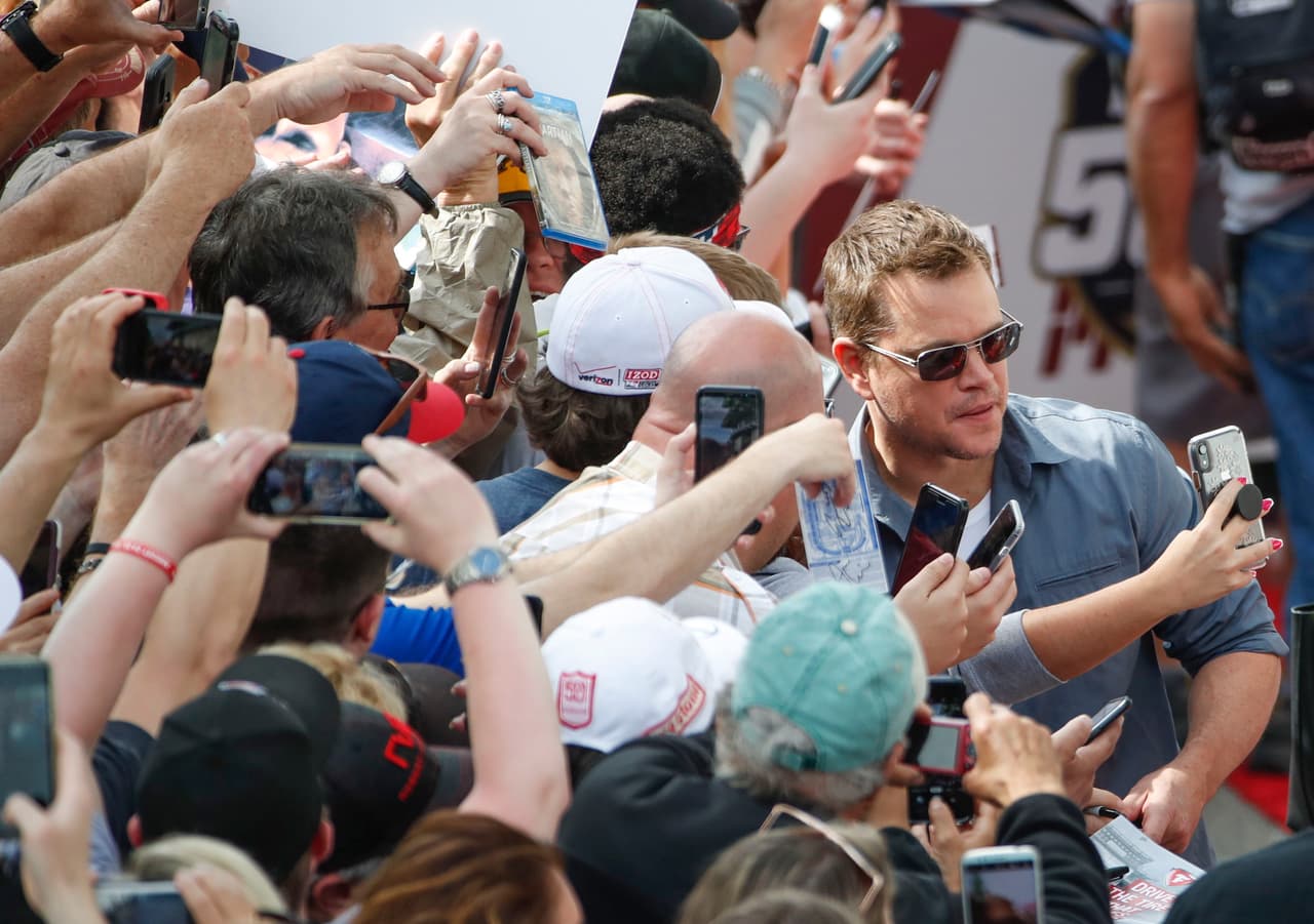 Celebridades como Matt Damon y Christian Bale fueron parte de la multitud de fanáticos que prendieron la fiesta de la Indy 500, competencia de la Indycar Series que vive su edición 103, siendo la de más historia en los deportes a motor.