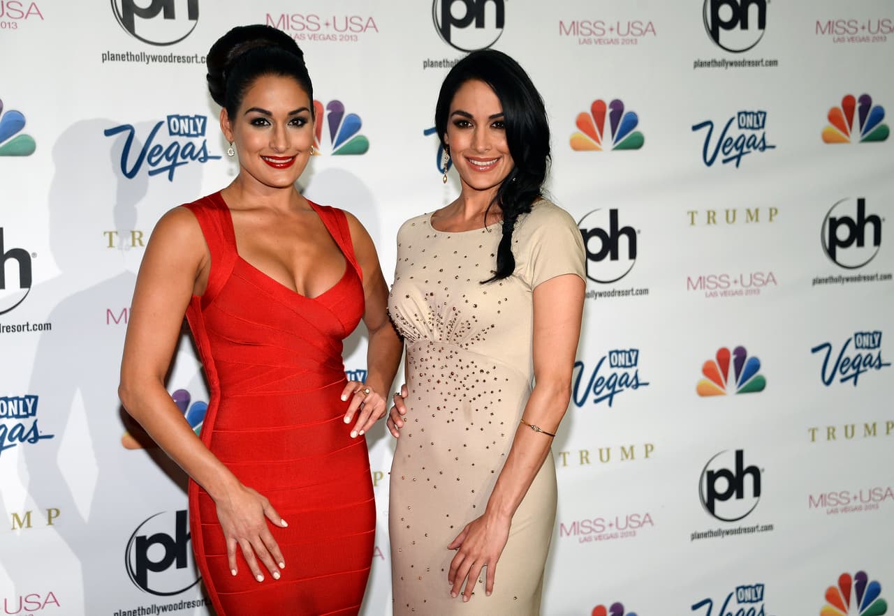 Las hermanas Bella son las dos figuras femeninas más reconocidas en la lucha de la WWE. Nikki es la campeona que más ha retenido el cinturón, mientras Brie es una de las más queridas por el público. Son atléticas, sensuales y unas guerreras que a pesar de su poder mantienen su atractivo físico para los fanáticos.