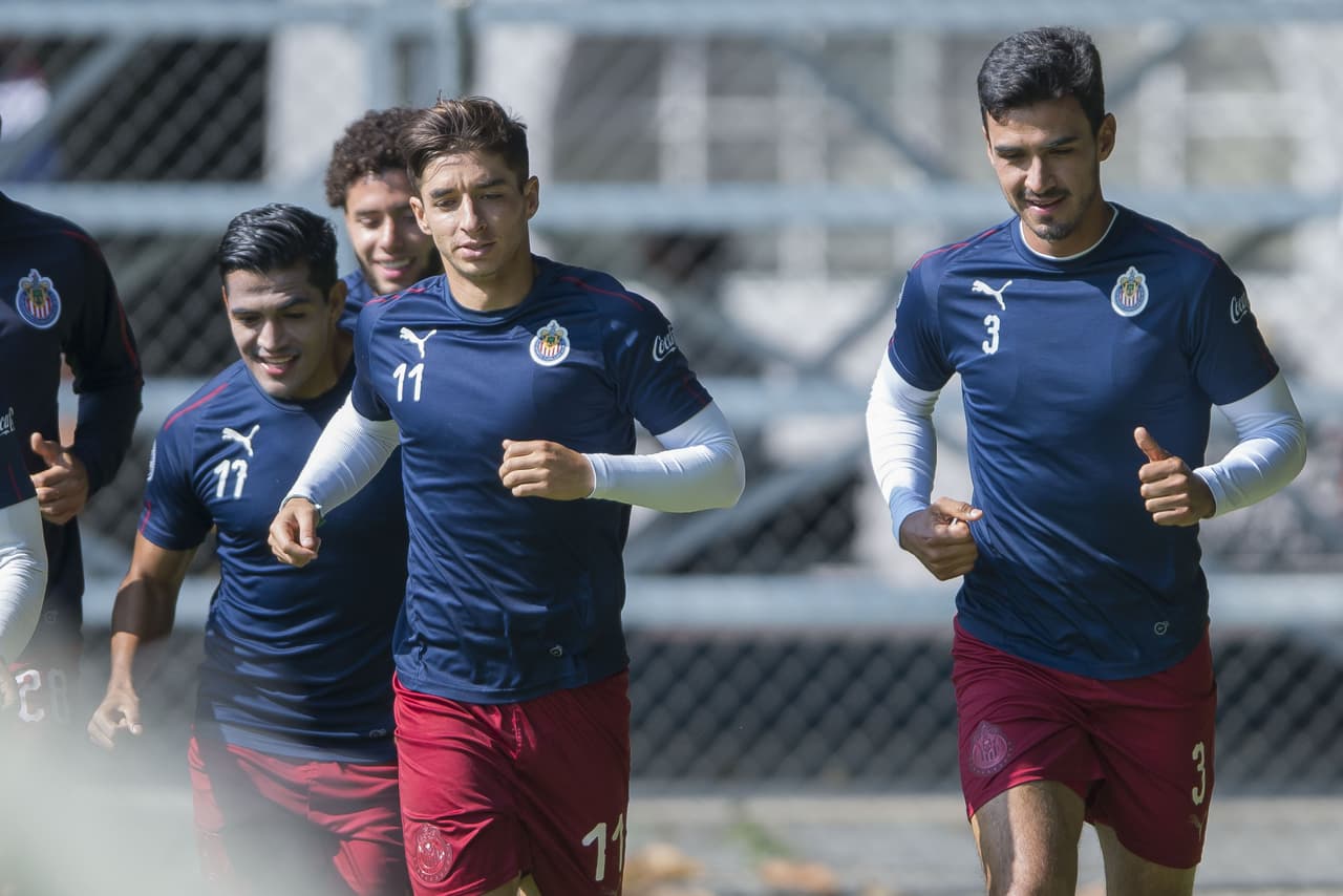 Con su más reciente contratación ya integrado de lleno a la disciplina del director técnico Tomás Boy, el repatriado desde Portugal Antonio Briseño, las Chivas del Guadalajara tuvieron otra intensa sesión de entrenamiento de cara a la próxima temporada de la Liga MX, en la cual hay un doble compromiso por eludir el tema del descenso y por reconquistar a una afición desencantada.