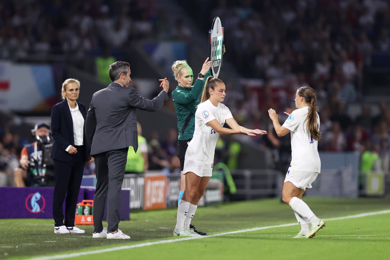 Inglaterra hacía modificaciones tratando de encontrar el empate.
<br>