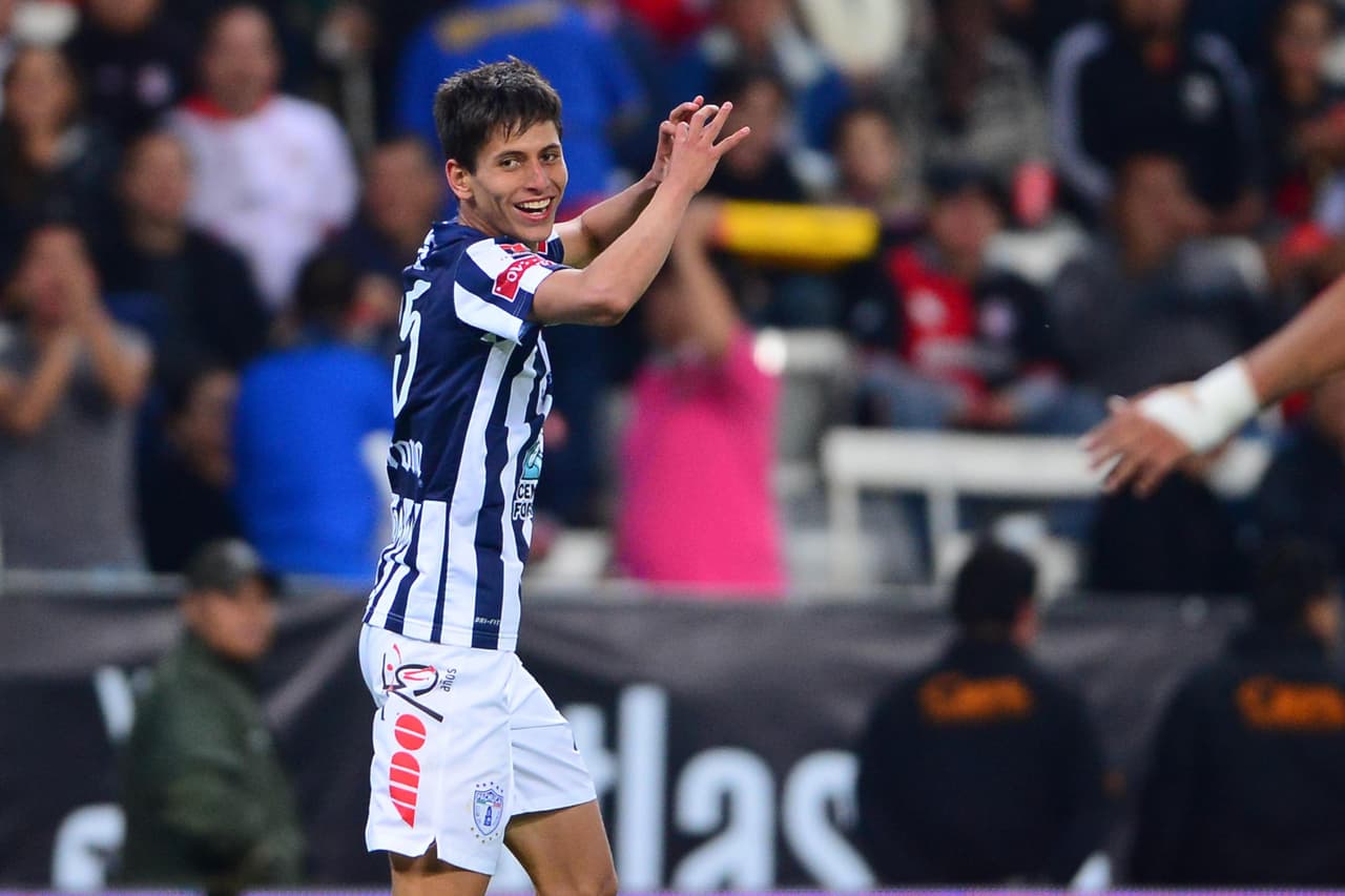 Este jugador sabe generar jugadas de gol él solo y también sabe integrarse en juego de conjunto dependiendo de lo que hagan sus compañeros o lo que mande el técnico, además de saber jugar bajo presión.