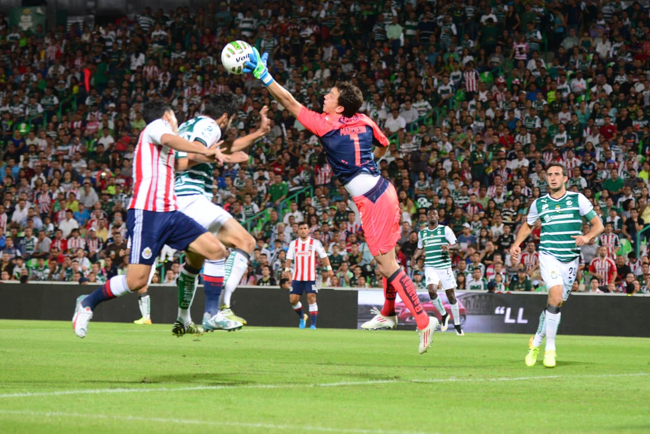 Agustín Marchesín, el portero argentino llegó con poca fama pero con base en atajadas, lances espectaculares y manteniendo su meta se ganó la atención de los seguidores del Santos y la Liga MX.