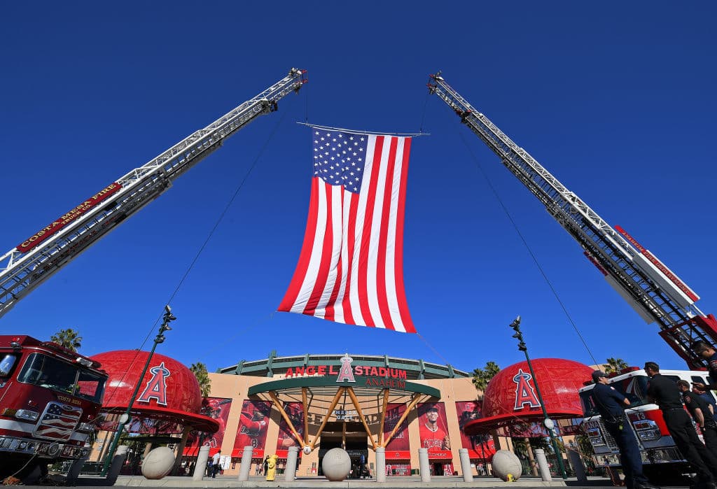 La ciudad de Anaheim rindió homenaje a la Familia Altobelli, el coach John, su esposa Keri y su hija Alyssa, fallecidos junto a Kobe Bryant en un ccidente aéreo.