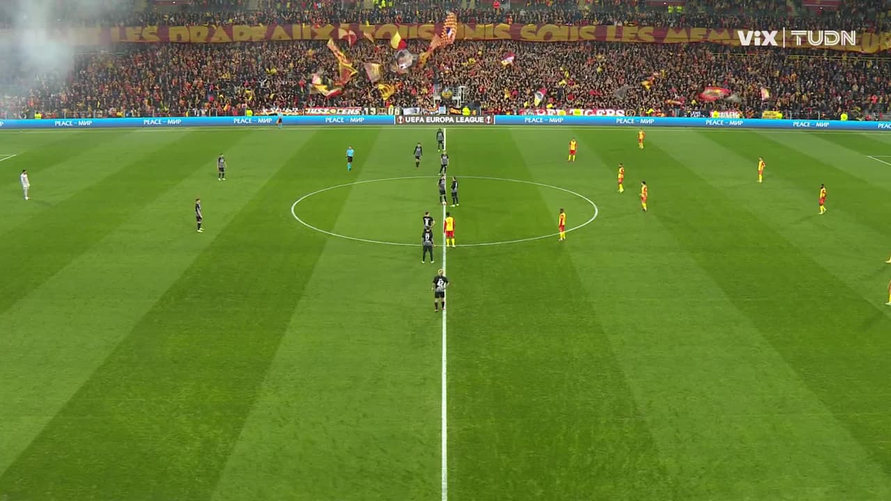 Arranca el partido y la pelota está en juego.