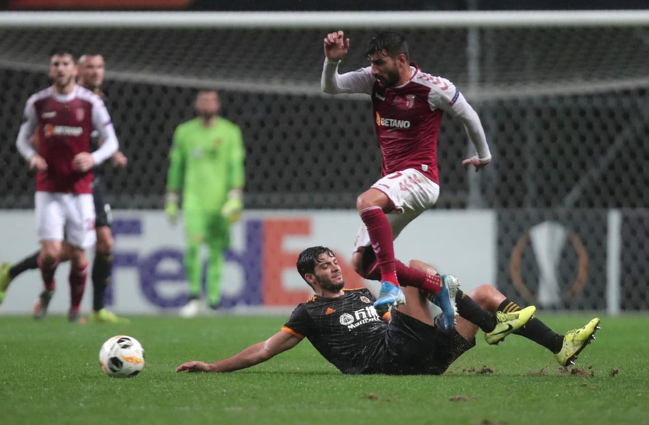 Ricardo Esgaio del Braga logra esquivar a Raúl Jiménez.
