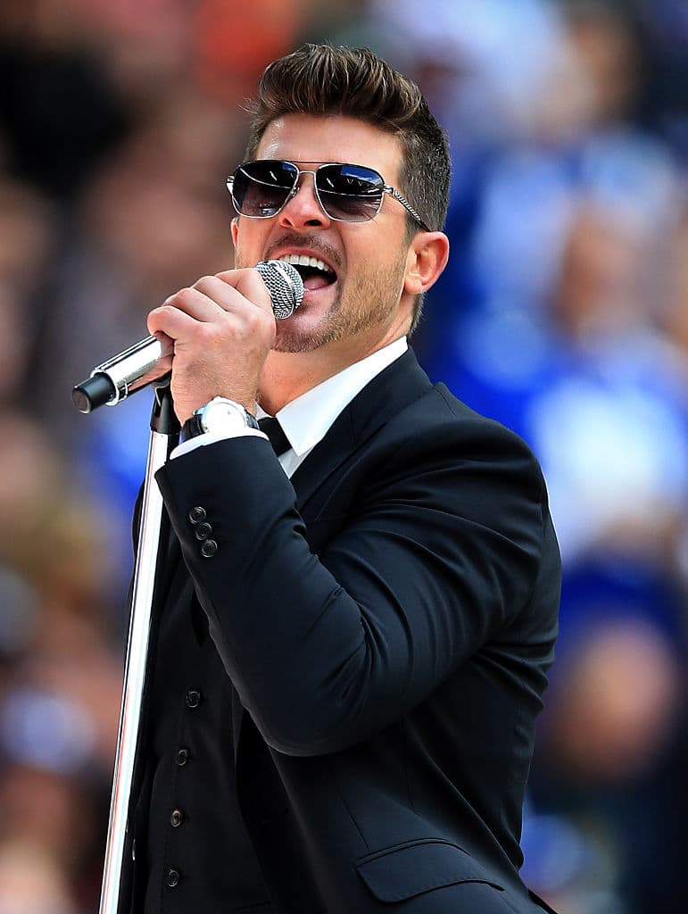 "De repente, de la nada, sentí la frialdad y la extrañeza de las manos de un extraño ahuecando mis pechos desnudos desde atrás", escribió, según el Times.