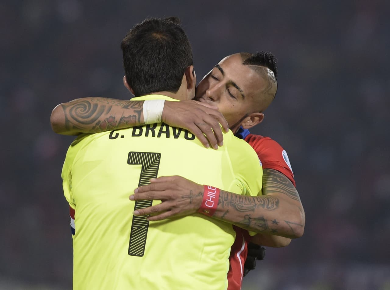 Claudio Bravo y Arturo Vidal se reconcilian con un abrazo