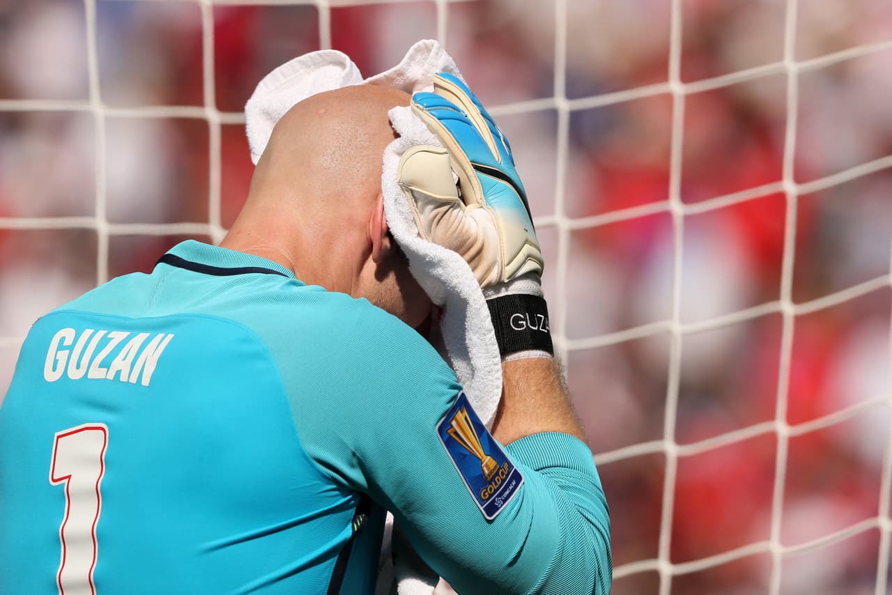 Brad Guzan, portero de los Estados Unidos se lamenta tras recibir el gol del empate.