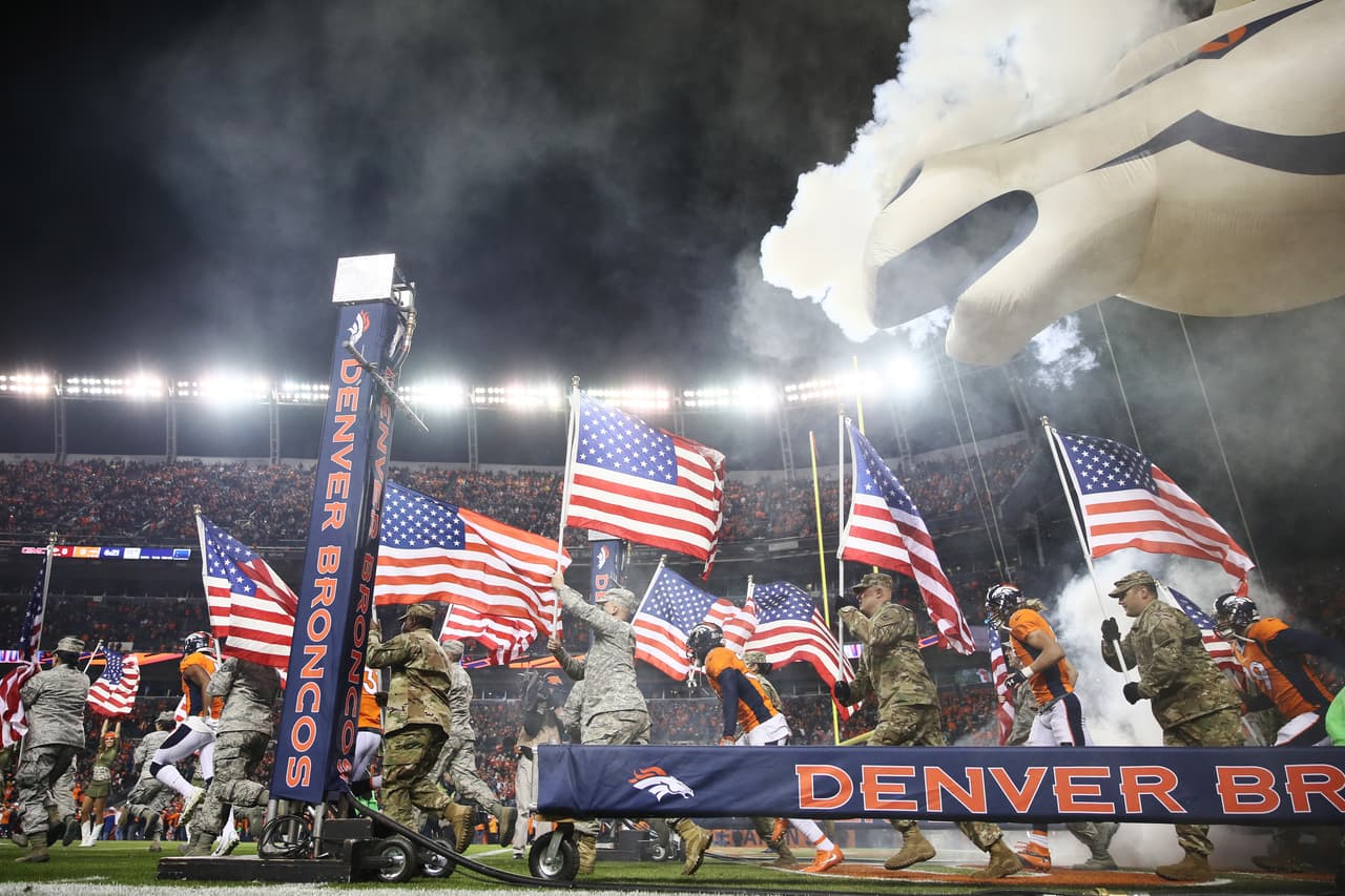 La entrada de los Denver Broncos, que cayeron 27-30 contra Kansas City Chiefs.