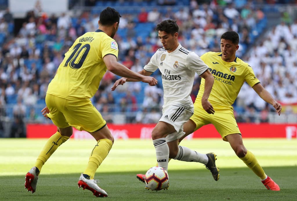 Brahim Díaz del Real Madrid buscando eludir a un par de defensores del Villarreal en acciones de la primera mitad.