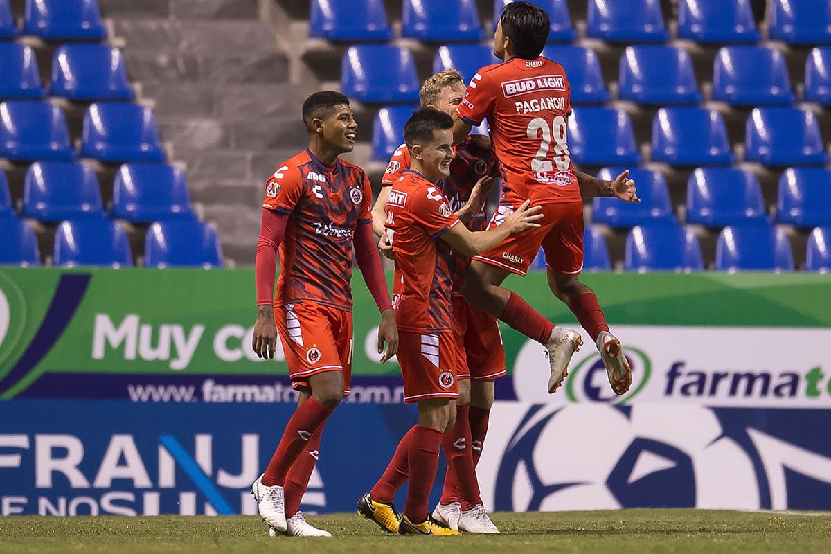 'Polaco' Menéndez marcó los goles veracruzanos en el desenlace del juego (minutos 83 y 85) para remontar la desventaja inicial de un gol ante la Franja.