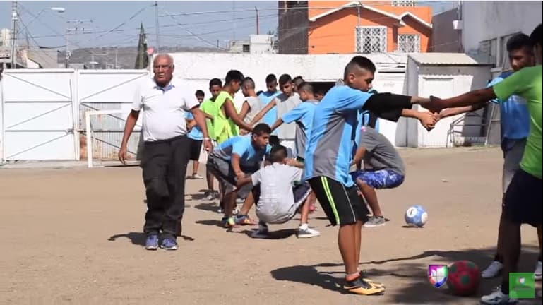 Antonio 'La Tota' Carbajal y los chicos de La Búsqueda.