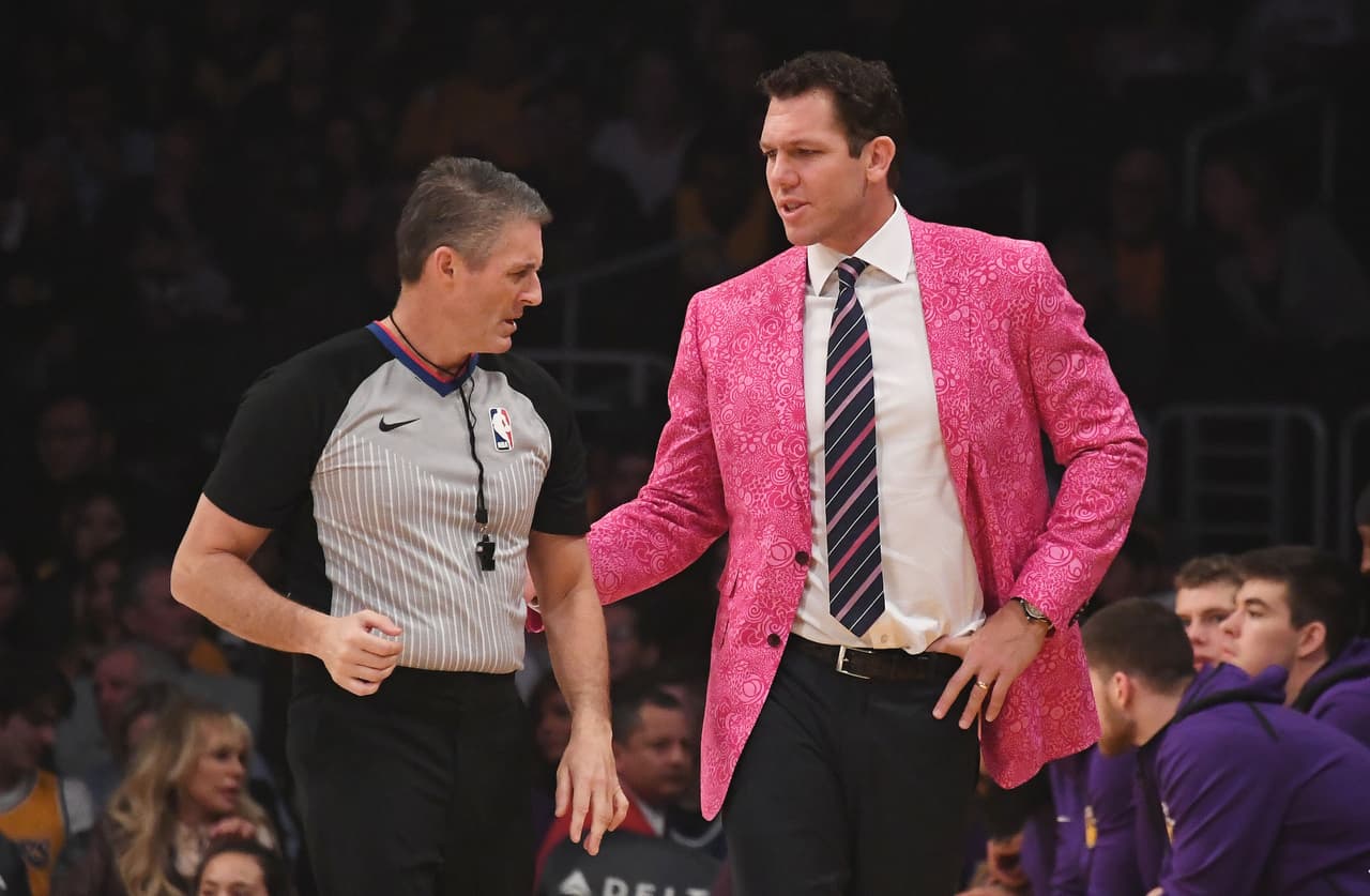 Luke Walton también fue un paso más allá con esta chaqueta rosada.