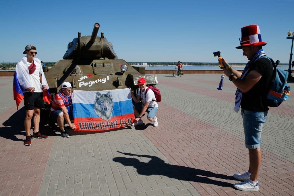 Aficionados tanto tunecinos como ingleses acudiendo al llamado de sus selecciones en el debut mundialista para ambas. No cabe duda que estaban empezando a pasarla muy bien en Volgograd.