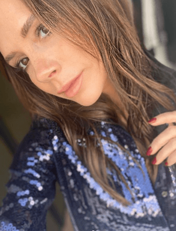 A pesar de vivir tiempos difíciles, comparte lo afortunada que es y, a pesar de tener todo lo que ha deseado, nunca dejará de sorprenderse.