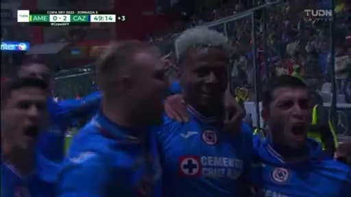 ¡No falla! Estrada la pone en la escuadra y es el 0-2 de Cruz Azul