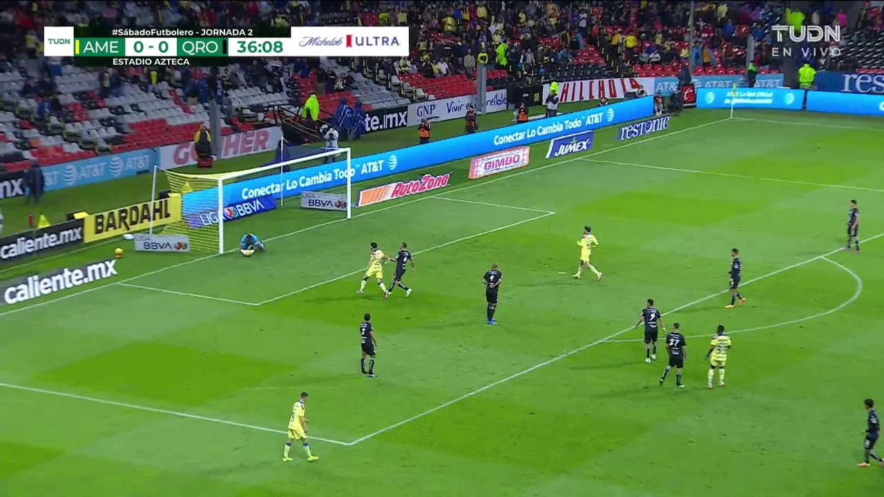 ¡TIRO ATAJADO! disparo por Julián Quiñones.