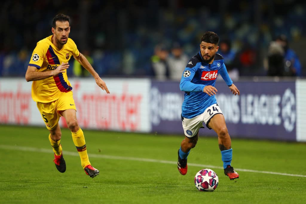 Insigne avanza por un costado pese a la marca de Busquets.