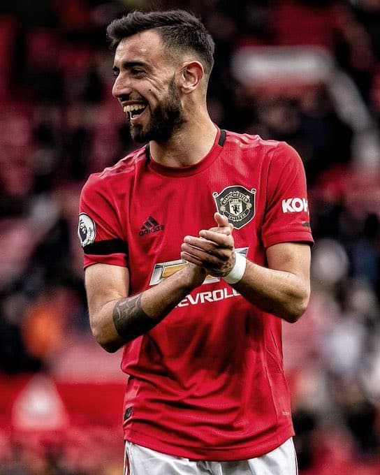 La camiseta que lucieron en los últimos partidos brilla menos por la marca y el escudo en color negro, además de no contar con rayas en los costados.