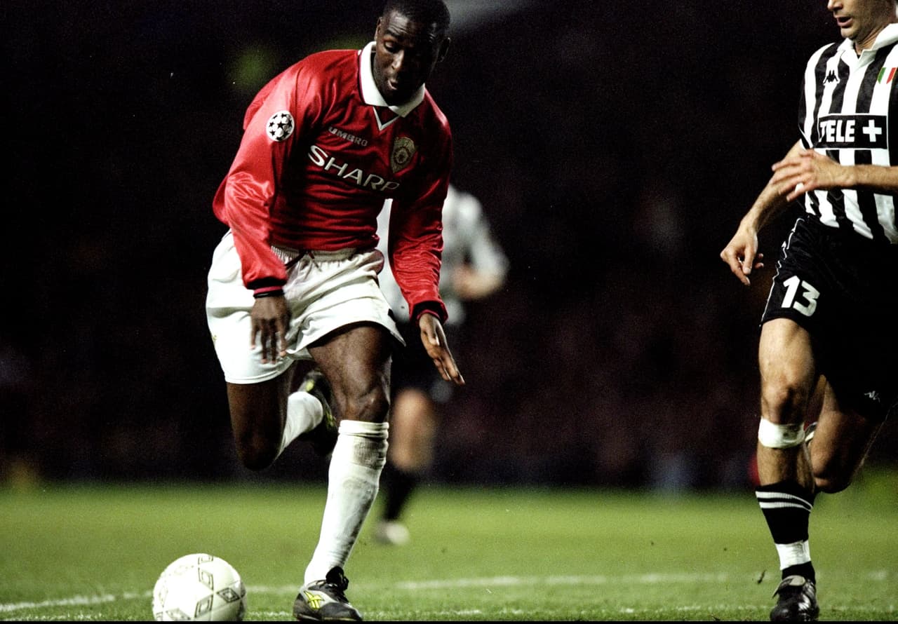 La playera del Manchester United de 1999 pasó a la historia por ser el primer ganador de triplete de Champions, Premier y Copa, atuendo que podría motivar al propio José Mourinho. 
<a href="https://www.univisiondeportesfanshop.com/storeitems?ss=manchester-united" target="_blank">Vea acá más jerseys.</a>