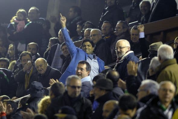 Incluso el presidente del Racing, el empresario indio Ahsan Ali Syed, festejó el gol del mexicano desde su tribuna.