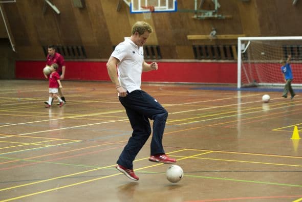 Harry comenzó calentando en una cancha techada por aquello del mal clima.Mira aquí los videos más chismosos.