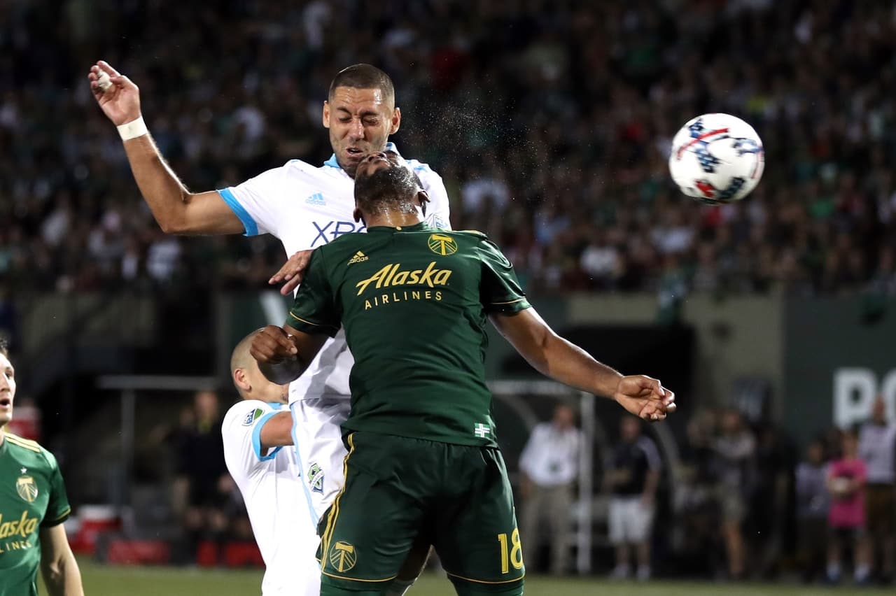 Clint Dempsey sale del banco para rescatar a Seattle en derbi ante Portland 