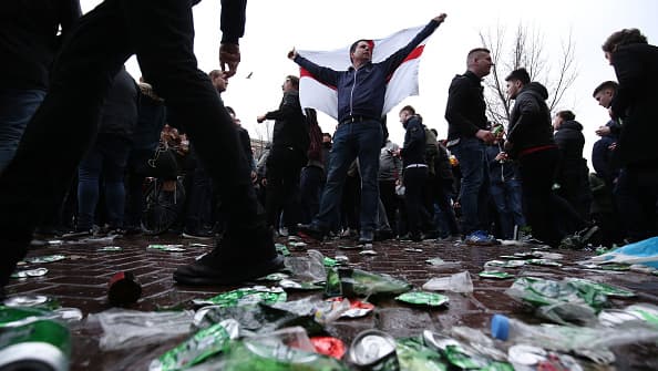 ¡Alerta ultra!: más de 100 'hooligans' ingleses fueron detenidos por peleas, lanzar cerveza y otros disturbios en Holanda  