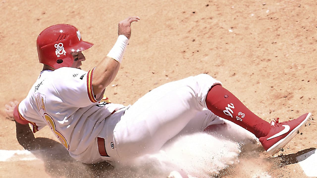 Emmanuel Ávila se barre en el plato de home en el partido en el que los Diablos Rojos del México se enfrentan a los Leones de Yucatán en la Liga Mexicana de Beisbol.