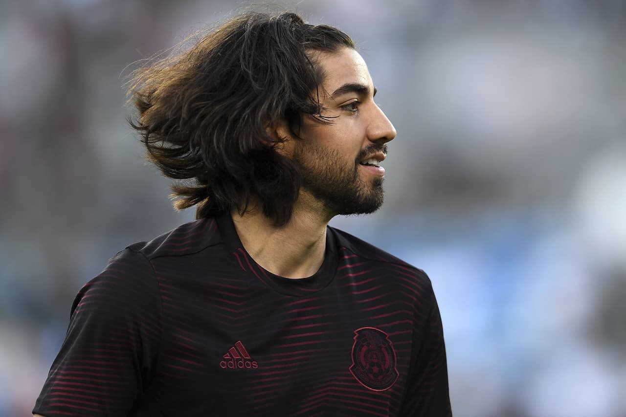 Rodolfo Pizarro estaba proyectado para arrancar el partido pero según diverso reportes el técnico Martino decidió cambiar de opinión y el jugador del Monterrey inició en la banca el juego.