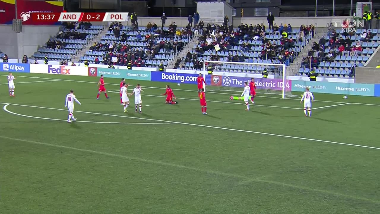 ¡TIRO ATAJADO! disparo por Mateusz Klich.