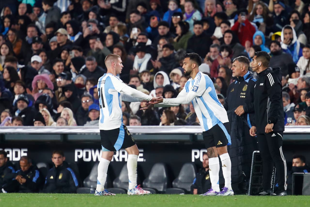 El Real Madrid pagó a River Plate 63.2 millones de euros por Mastantuono, cifra que incluye los 45 millones de euros de la cláusula de rescisión y 18.2 millones más por impuestos, tasas y otros costos asociados a la transacción, convirtiendo el fichaje en el más caro en la historia del futbol argentino.