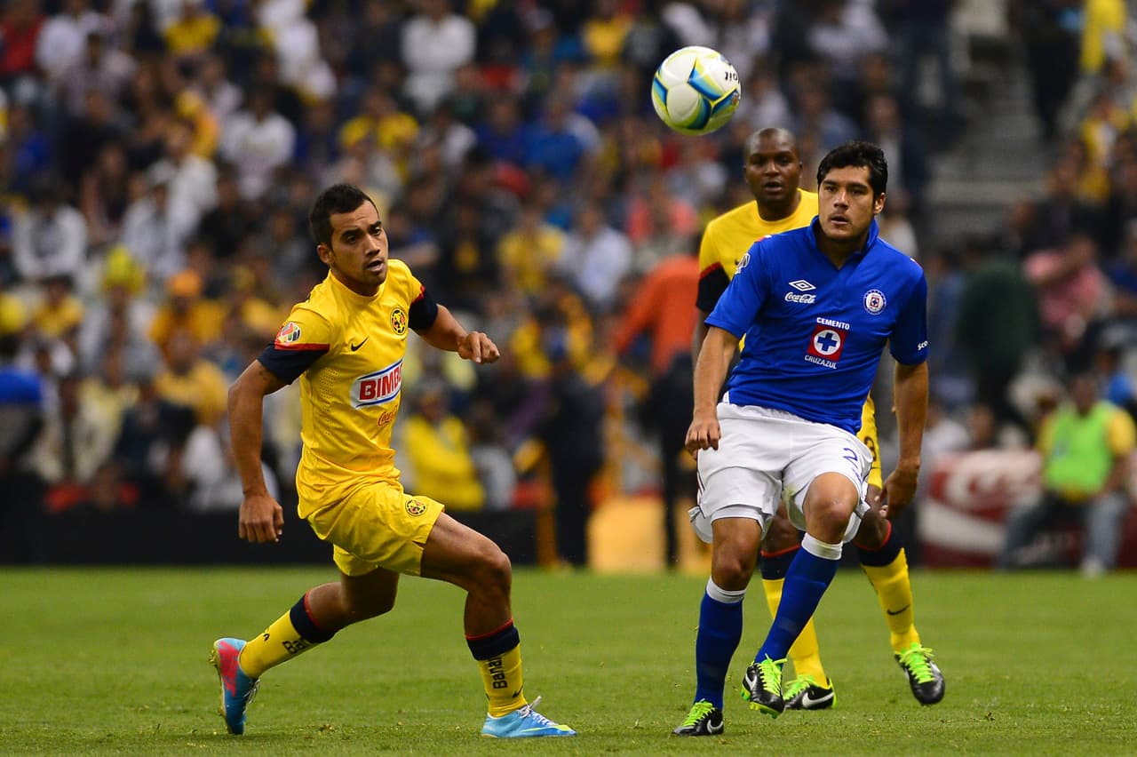 Sin embargo, luego de ese título y tras dos años con el club, el lateral izquierdo salió de América en mayo de 2014 al Santos.