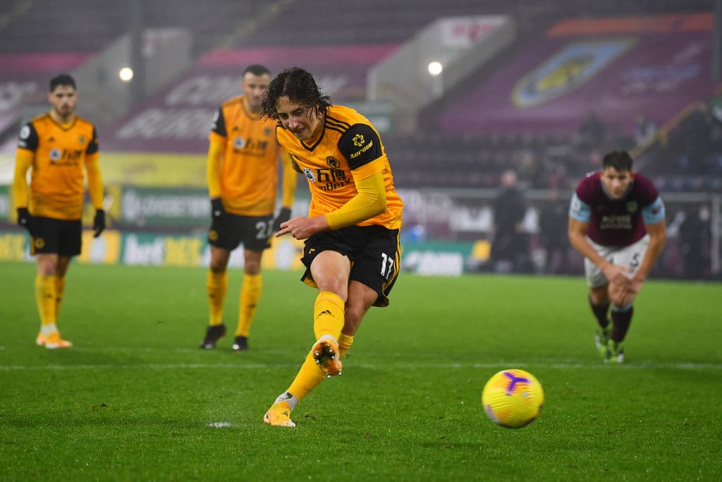 Fábio Silva (89’) marcó el del descuento por medio de la pena máxima. Barnes (35’) y Wood (51’) marcaron por los locales. El siguiente compromiso para los Wolves será recibiendo al Tottenham.