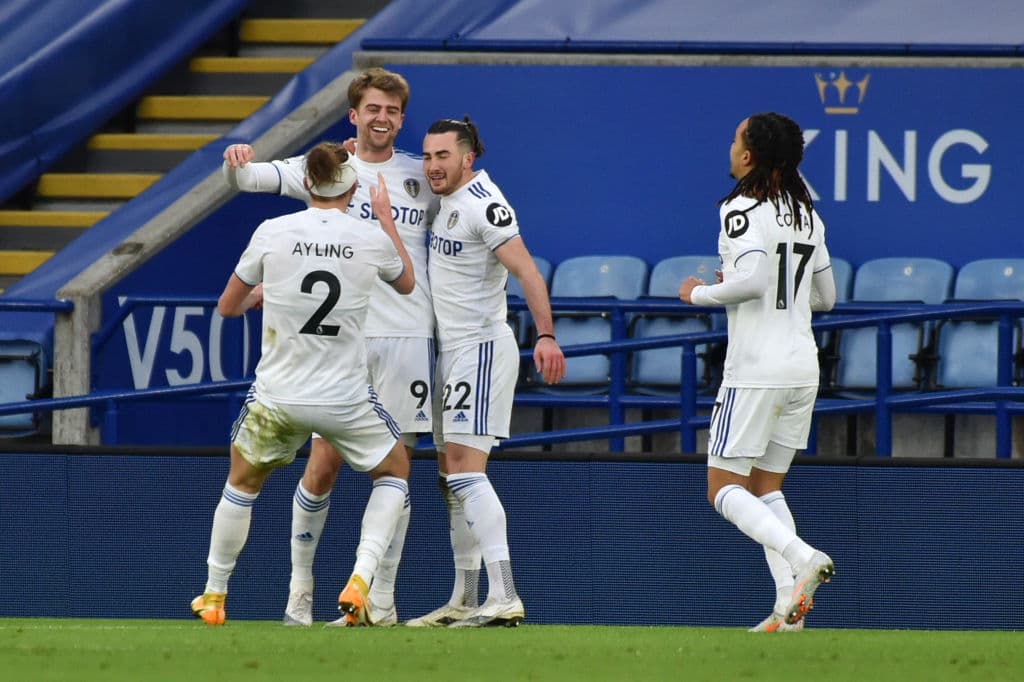 El Leeds de Bielsa se impone ante Leicester City 3-1 en el Kings Stadium. Stuart Dallas, Patrick Bramford y Jack Harrison fueron los encargados de darle la victoria a los 'Whites' en la J21 de la Premier League.