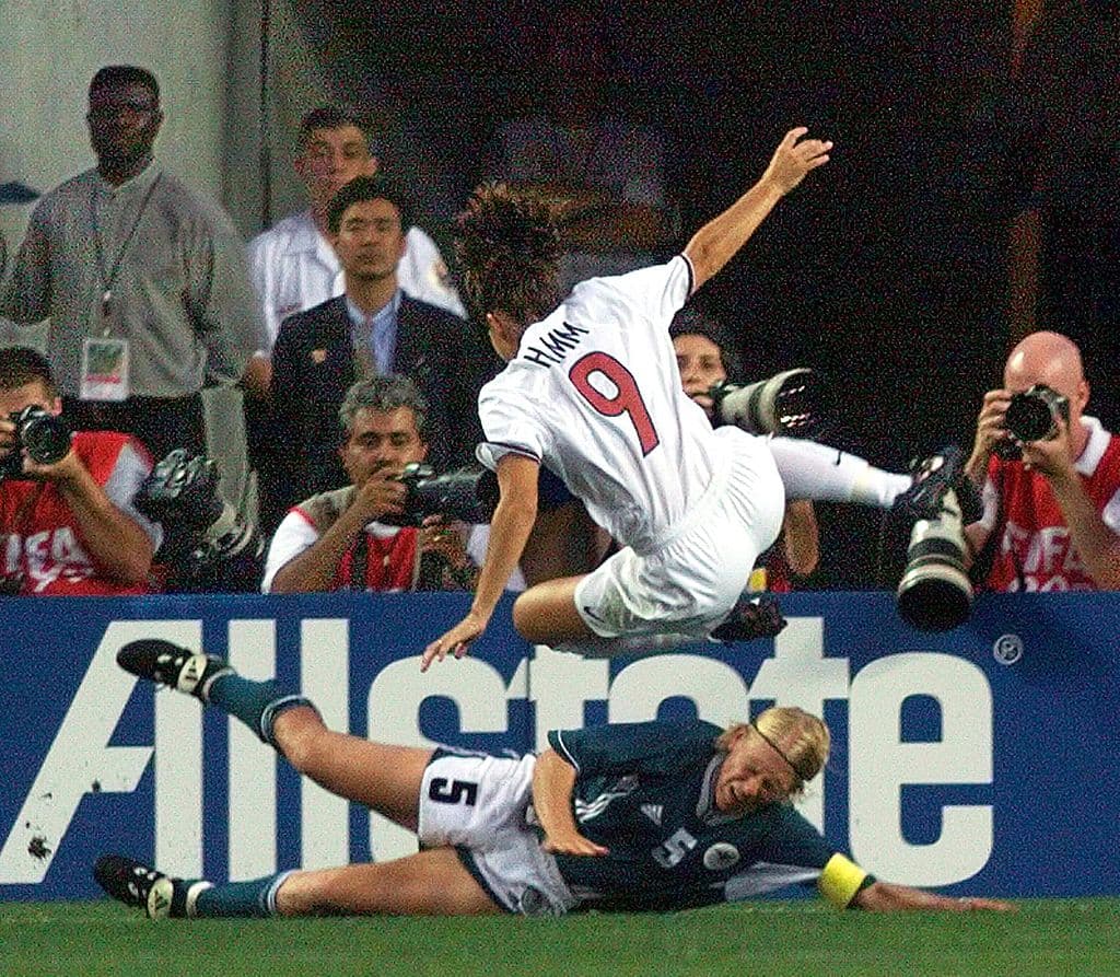 En 2004 fue nombrada en la lista de la FIFA ‘125 grandes jugadores vivos de soccer’ junto con su compañera Michelle Akers, siendo las únicas mujeres en esa lista.