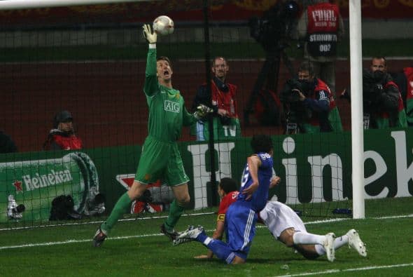 Edwin van der Sar: el arquero holandés fue la figura del Manchester United ante el Chelsea.