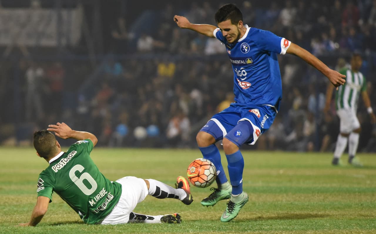 Uribe además es un jugador aguerrido y comprometido en la cancha. En algunas ocasiones lo ha traicionado el exceso de temperamento, defecto que ha corregido con la experiencia.