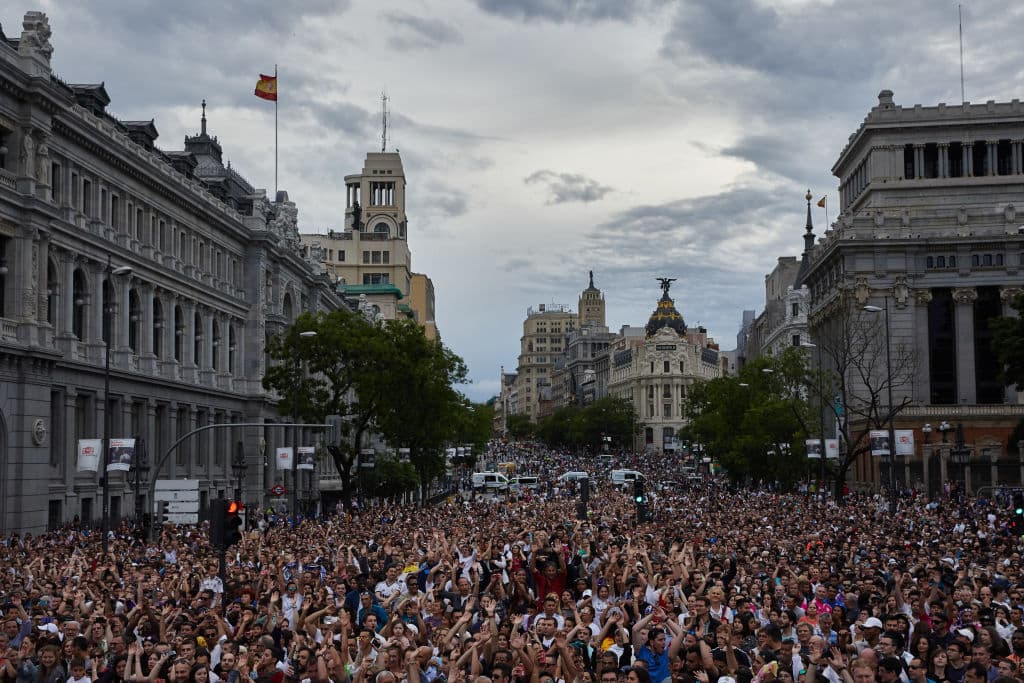 La ciudad de Madrid se desbordó para tributar al equipo merengue tras su logro de conquistar la Liga de Campeones al Liverpool en Kiev el sábado. Aquí la Plaza del Sol se ve abarrotada.