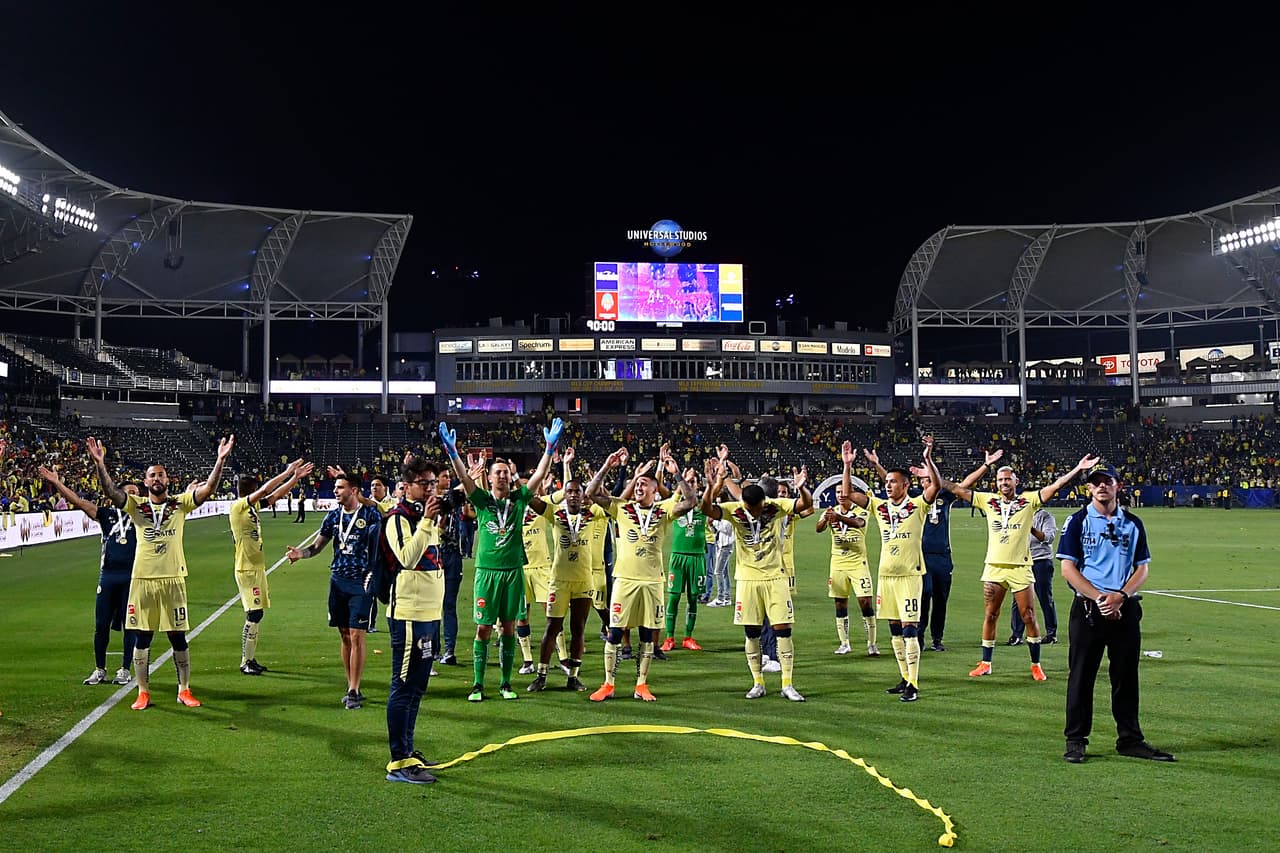 Así fueron los festejos del América luego de su angustiosa pero merecida victoria en penaltis para definir al Campeón de Campeones de la Liga MX ante Tigres en Carson, California. Agustín Marchesín fue el héroe americanista al atajar varios penaltis y anotar el de la victoria para el equipo de Miguel Herrera. Vaya manera de celebrar por parte de los jugadores azulcremas.