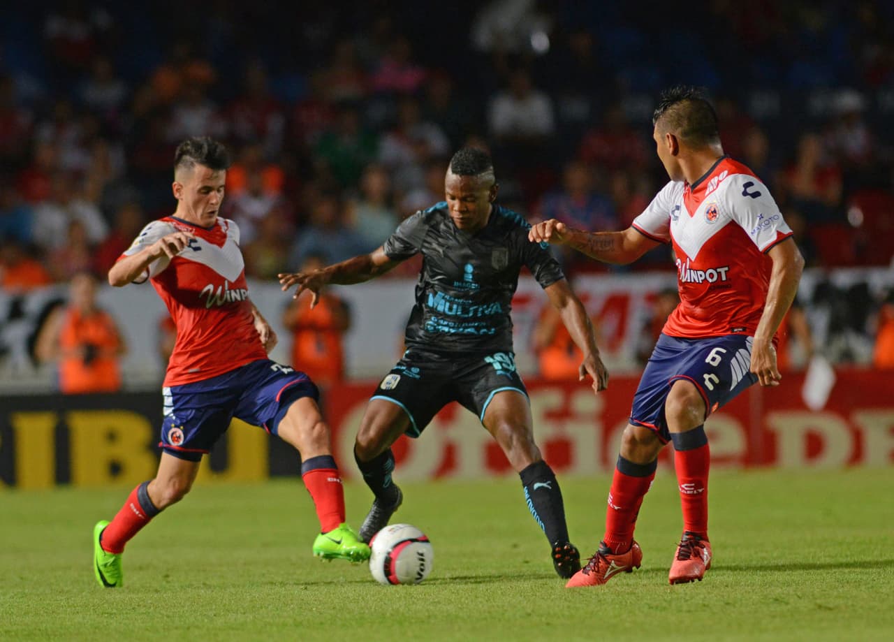 El colombiano Yerson Candelo taladró a la defensa escuala.