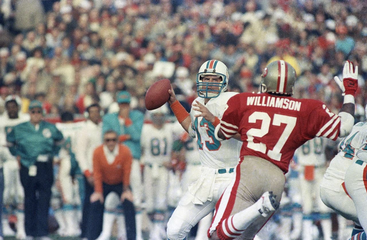 Super Bowl XIX (Miami Dolphins 16-38 San Francisco 49ers) | Se jugó en Stanford Stadium, California. MVP: Joe Montana (QB San Francisco). Costo comercial de 30 segundos: 525 mil dólares en la ABC.