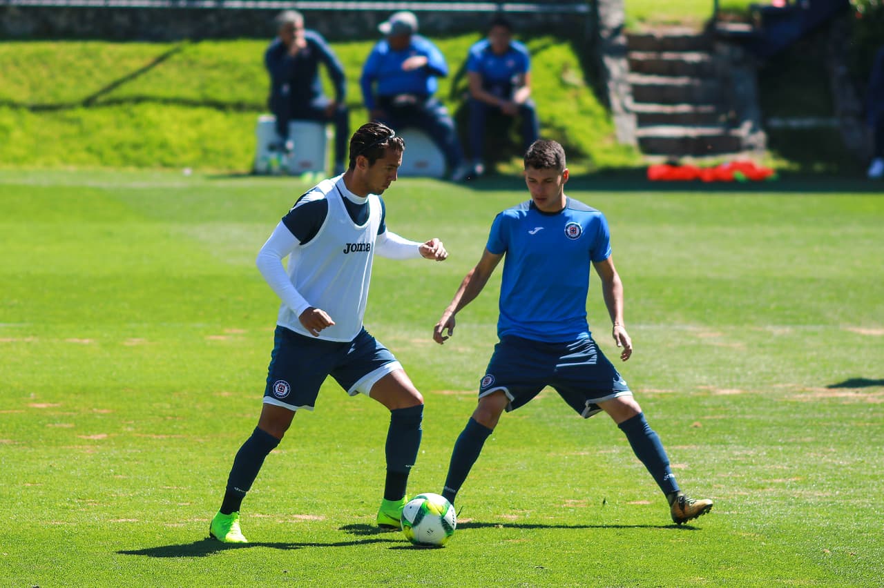 Cruz Azul, se´ptimo en el Clausura 2019, visitará a Monterrey con el reto de sumar para sostenerse en el grupo de Liguilla. Por eso, se entrena para ajustar detalles bajo la batuta de Pedro Caixinha y la mirada del presidente Ricardo Peláez.