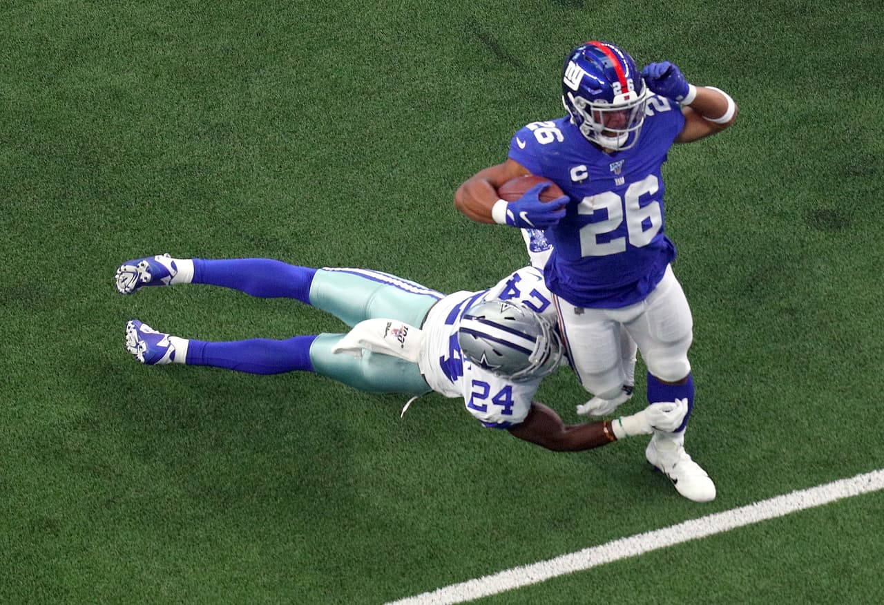 Saquon Barkley #26 de los Giants alcanzó las 120 yardas en 11 acarreos pero no anotó y no pudo evitar la derrota de su equipo.