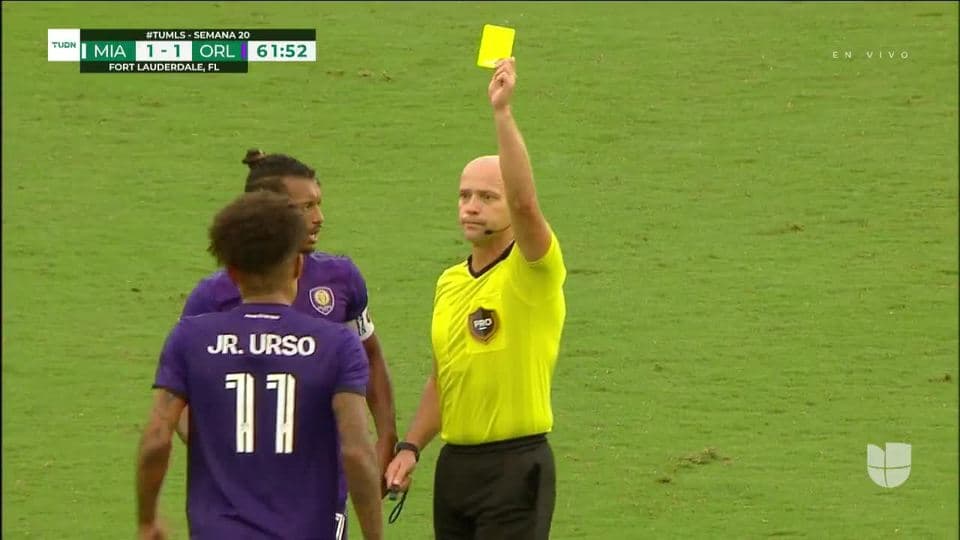 Tarjeta amarilla. El árbitro amonesta a Júnior Urso de Orlando City SC